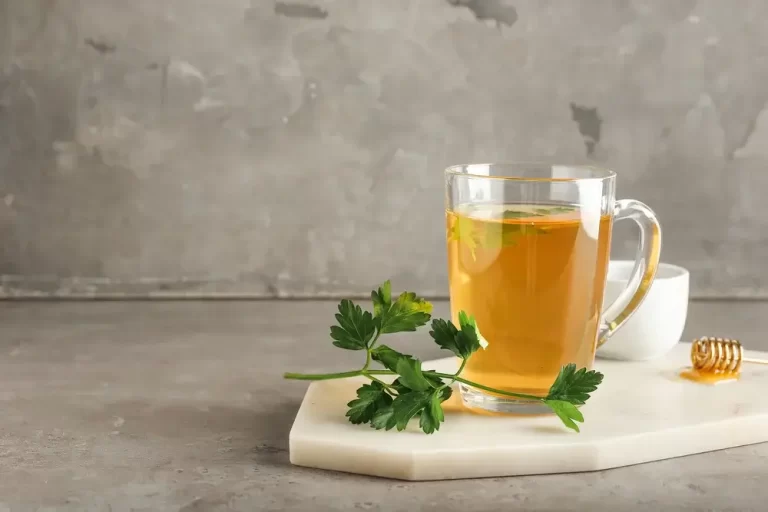 Ceai de Patrunjel: Beneficii pentru Sănătate și Mod de Preparare