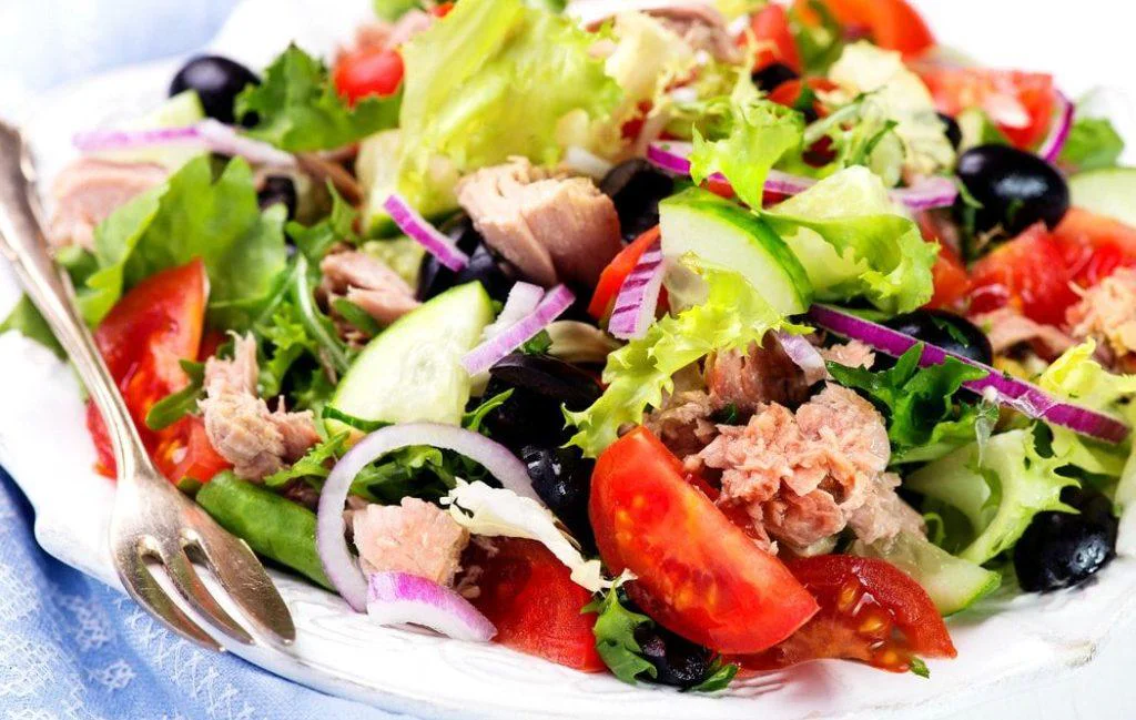 Salata de Ton Clasica: O Poveste Culinară