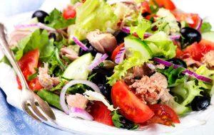 Salata de Ton Clasica: O Poveste Culinară