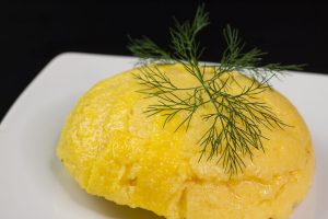 Mămăligă Calorii – Câte Are la 100g, Dacă Îngrașă, Beneficii și Combinații Sănătoase