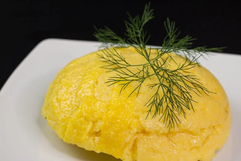 Mămăligă Calorii – Câte Are la 100g, Dacă Îngrașă, Beneficii și Combinații Sănătoase