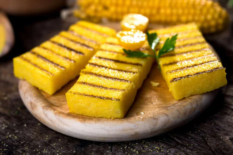 Beneficii Mămăligă: Calorii Scăzute, Carbohidrați și Rol în Slăbire